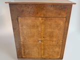 une image représentant une armoire en bois avec une porte et un tiroir