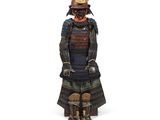 statue d'un samouraï en armure complète, avec un casque et un sabre