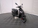 une photo d'un scooter garé dans une pièce