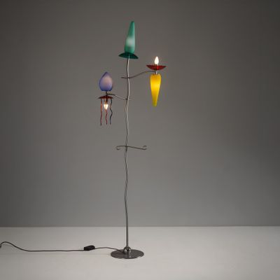 trois lampes colorées posées sur un support métallique muni d'un fil