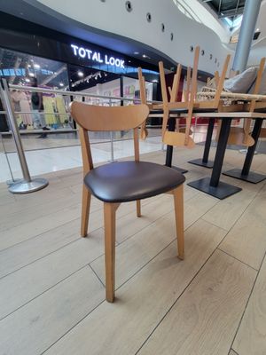 une chaise posée au milieu de la pièce