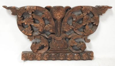 un morceau de bois richement sculpté sur fond blanc