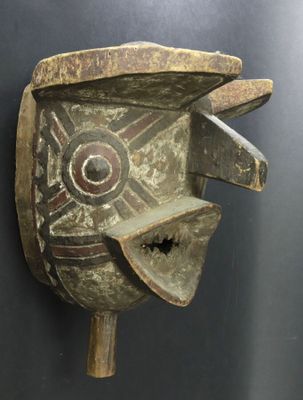 AFRIQUE: Masque. Bois et pigments.
