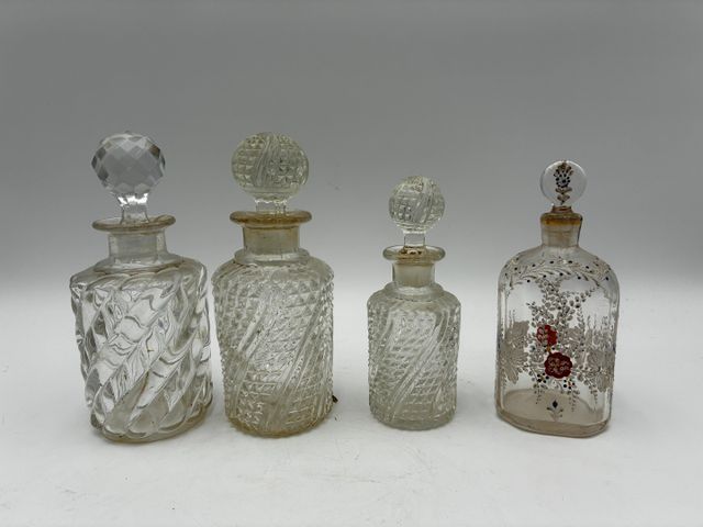 Suite de 4 flacons cristal et verre. Eclats
