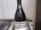 une bouteille de vin posée sur une table