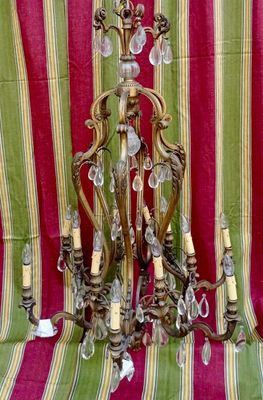 un lustre posé sur une nappe rayée