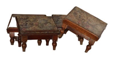 deux tables placées côte à côte sur un fond blanc