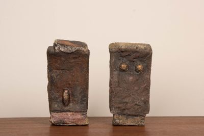 LA BORNE. Sculptures en grès symbolisant un homme et une fem…