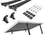 Gros plan sur un panneau solaire et ses fixations, sur fond blanc