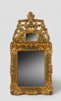 Miroir à fronton en bois sculpté doré, sommé de rinceaux d'a…