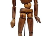 un mannequin en bois tenant un couteau et une fourchette