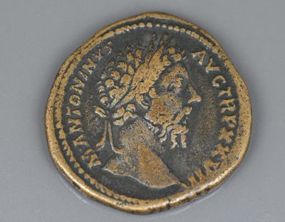 gros plan d'une pièce de monnaie surmontée d'une couronne