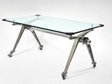 une image d'une table en verre avec des pieds en métal et un plateau en verre