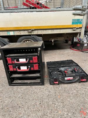 deux outils posés par terre à côté d'un camion