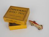 une petite voiture miniature dans une boîte contenant une autre petite voiture miniature