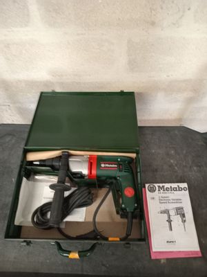 une boîte contenant une perceuse et d'autres outils