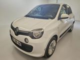 la photo d'une voiture blanche garée dans un garage