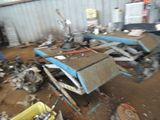une photo d'un garage avec beaucoup de bric-à-brac par terre