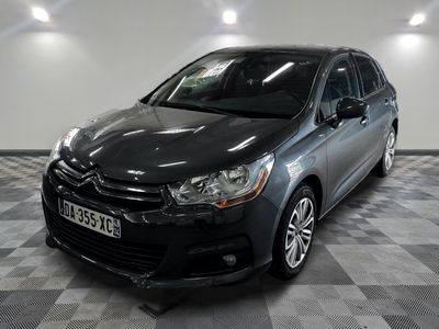 la photo d'une voiture noire garée dans un garage