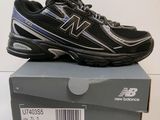 Les chaussures New Balance sont posées sur une boîte
