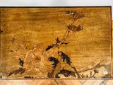 une boîte en bois décorée d'une peinture représentant des fleurs