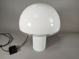une lampe posée sur une table à côté d'une souris