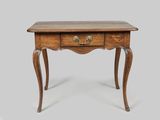 une petite table en bois surmontée d'un tiroir