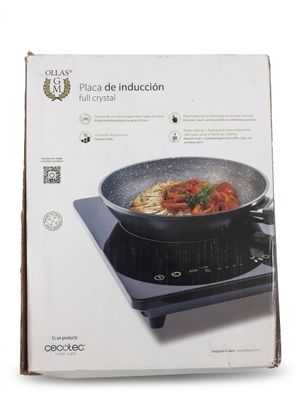 emballage d'une plaque de cuisson sur laquelle est posée une casserole contenant des aliments