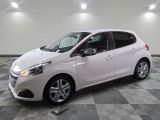 la voiture blanche est garée sur un sol en damier dans le garage