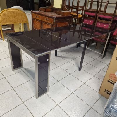 Table Design en métal brossé et verre fumé comprenant 4 rall…