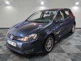 La Volkswagen Golf bleue est garée sur un sol en carrelage à damier.