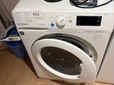 une machine à laver et un sèche-linge posés l'un à côté de l'autre sur le sol