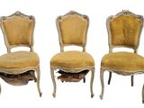 trois chaises avec un revêtement doré, un revêtement doré, un revêtement doré, un revêtement doré, un revêtement doré, un revêtement doré, un revêtement doré, un revêtement doré