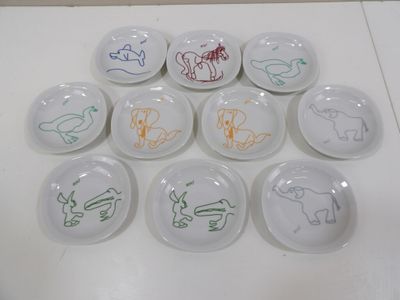 plusieurs assiettes ornées de dessins d'animaux sur un fond blanc