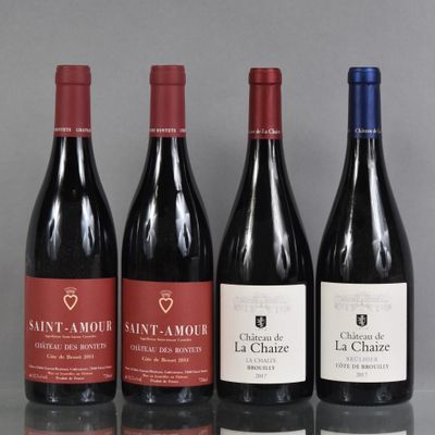 quatre bouteilles de vin sont alignées sur une table