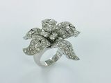 un gros plan d'une bague ornée d'une fleur