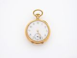montre de poche posée sur une surface blanche, sur fond blanc