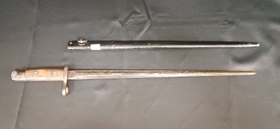 un couteau posé à côté d'un autre couteau sur une table