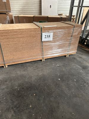 une palette en bois posée à même le sol dans un entrepôt