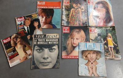 plusieurs numéros de divers magazines féminins exposés sur une table