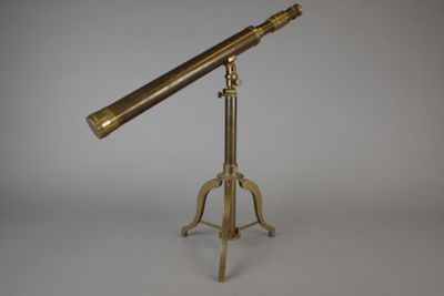 un télescope ancien en laiton monté sur un trépied