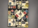 une photo d'une photo d'un mur avec des timbres dessus