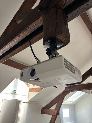 un projecteur suspendu au plafond dans une pièce