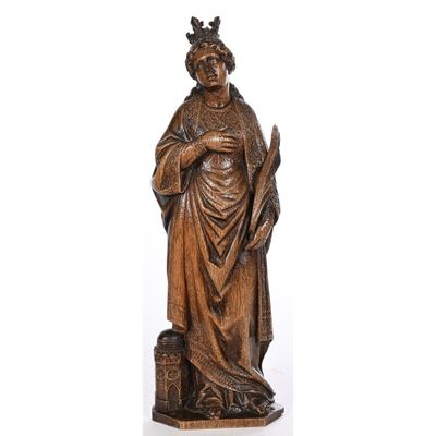 une statue en bois représentant une femme coiffée d'une couronne
