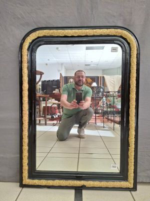 Miroir ancien en bois et stuc doré et laqué noir.