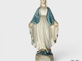 une image représentant une statue de la Vierge de Guadalupe sur fond blanc