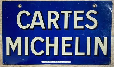 un panneau bleu sur lequel est inscrit « Cartes Michelin »