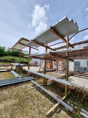 une grande structure métallique surmontée d'un toit