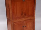 une image représentant une commode en bois à deux tiroirs