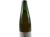 une image représentant une bouteille de vin blanc sur fond blanc